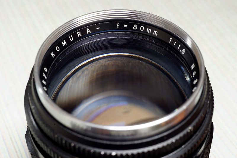 レンズメーカーの意欲作 ／ コムラー KOMURA 80mm f1.8 - koiWide